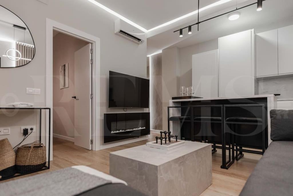 Contemporary Minimalist Apartment By Rems Málaga Esterno foto